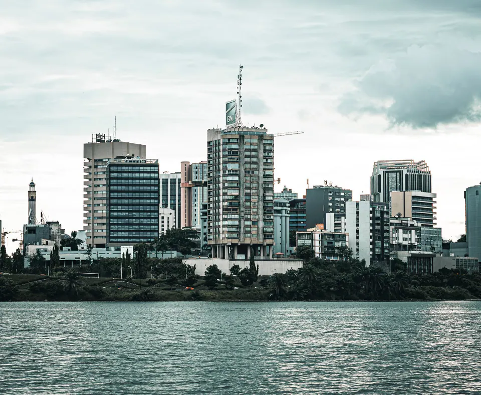 Vue du quartier des affaires d'Abidjan depuis la lagune Ébrié