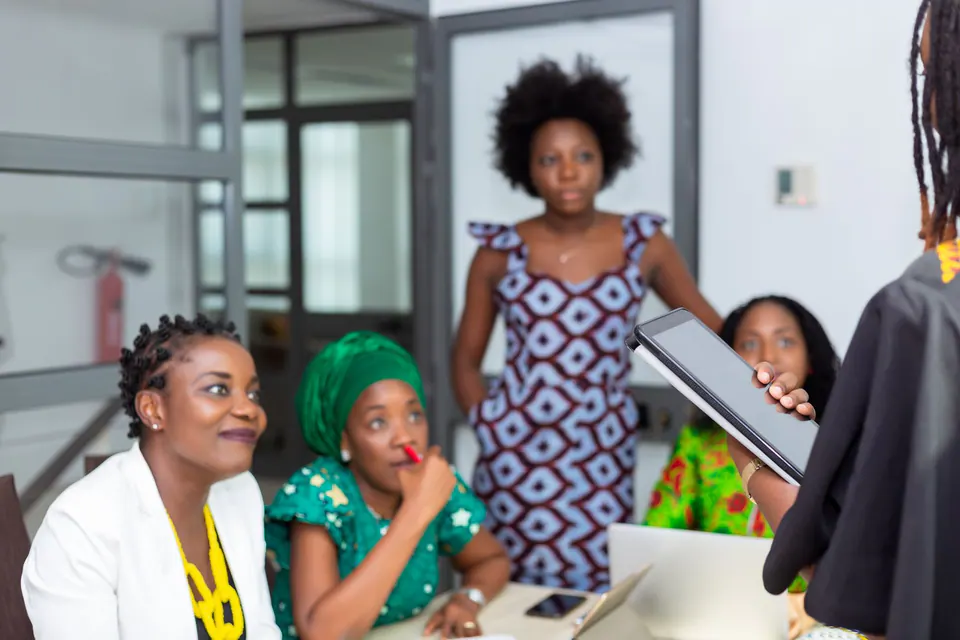 Équipe de professionnelles africaines en réunion de travail