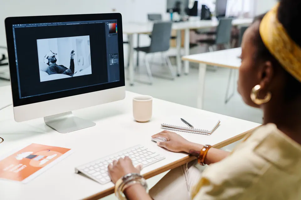 Graphiste retouchant une image sur un ordinateur